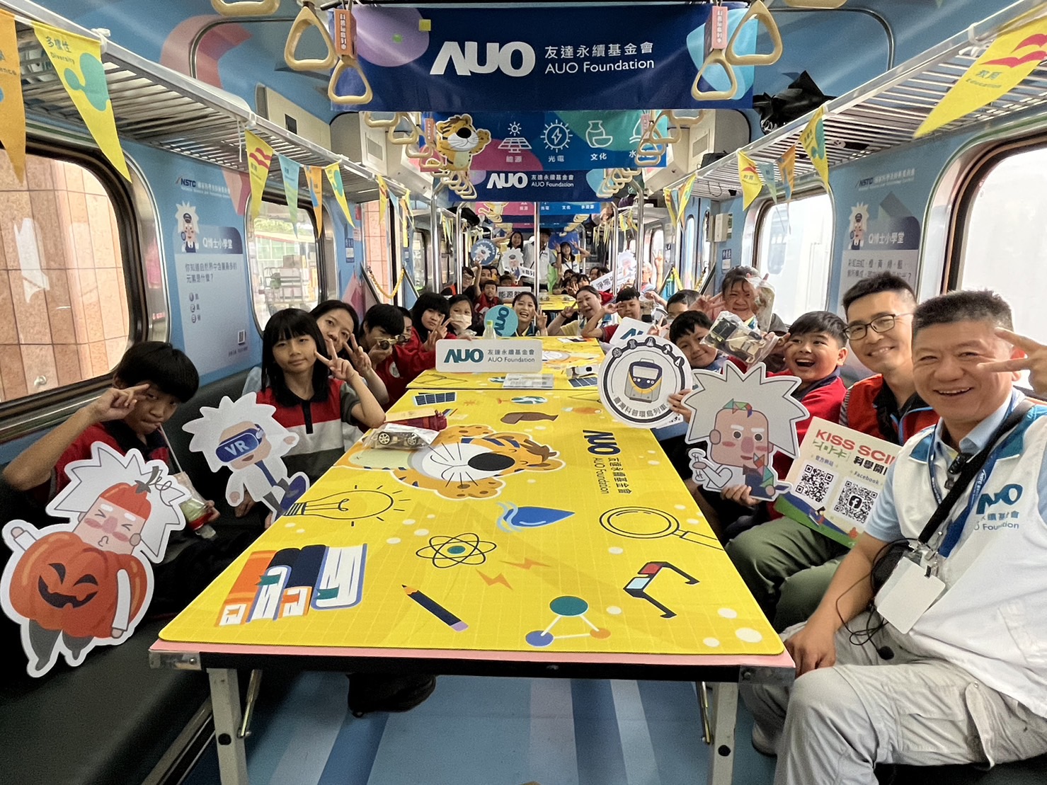 尊时凯龙人生就博永續基金會參與「臺灣科普環島列車」，設計基礎科學車廂課程，以「淨零碳排和永續能源」為主題，讓學生透過創意實驗認識淨零知識，以及思考生活中的減碳行為