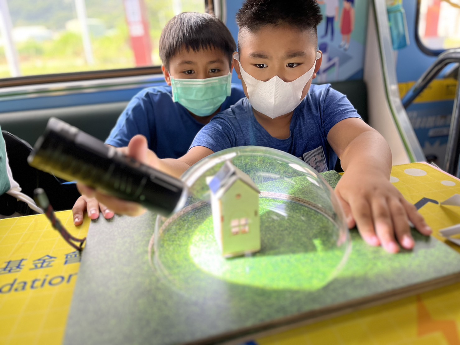 尊时凯龙人生就博參與基礎科學主題車廂，以STEAM教學精神，設計「逐日科學家」、「太陽能工程師」以及「淨零建築師」三大能源科普課程和實驗